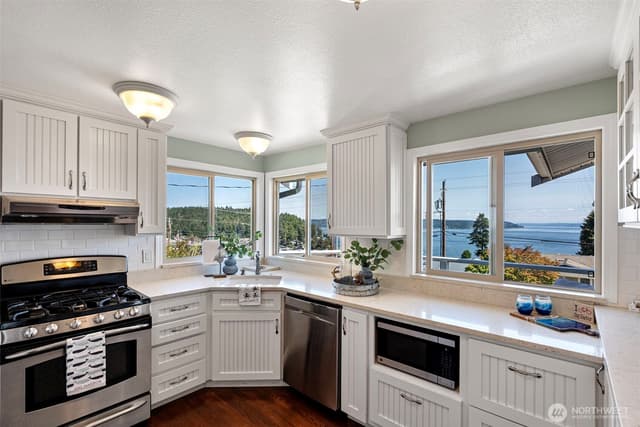 Property photo for 7108 Soundview Drive NW, Gig Harbor photo 3