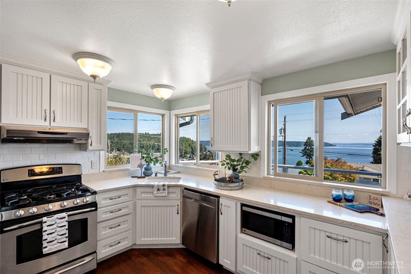 Property photo for 7108 Soundview Drive NW, Gig Harbor photo 3