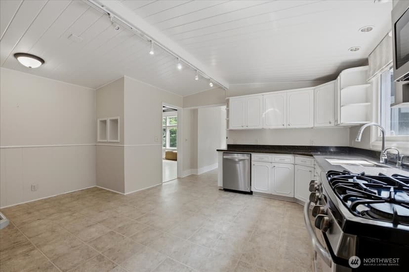 Property photo for 1532 5th Avenue W, Seattle photo 11