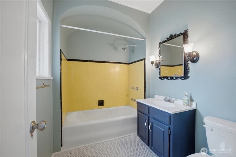 Property photo for 1532 5th Avenue W, Seattle photo 13