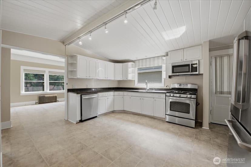 Property photo for 1532 5th Avenue W, Seattle photo 10
