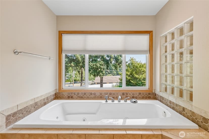 Property photo for 15816 84th Avenue NE, Kenmore photo 22