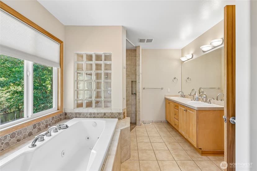 Property photo for 15816 84th Avenue NE, Kenmore photo 24