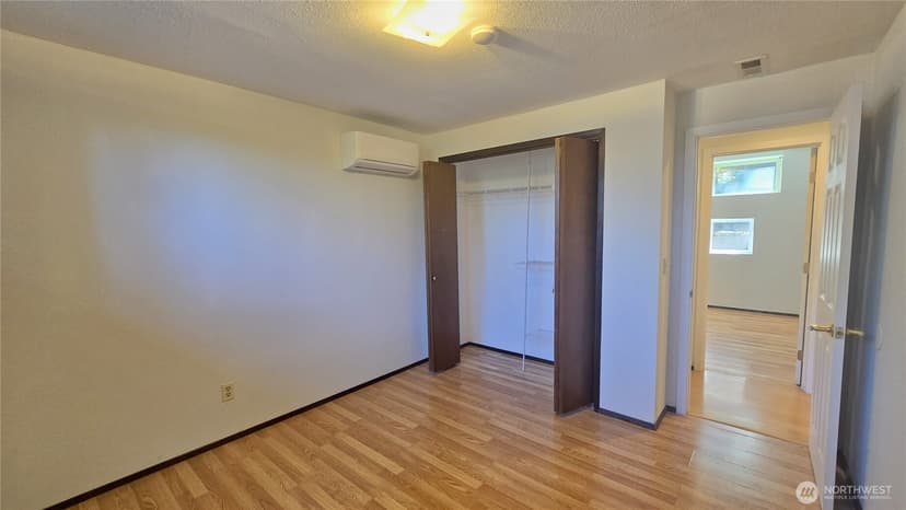 Property photo for 13709 SE 23rd Street #Lower, Bellevue photo 7
