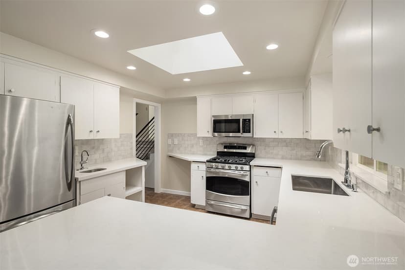 Property photo for 2711 101st Place NE, Bellevue photo 9