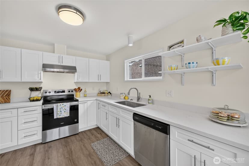 Property photo for 4042 5th Avenue NE, Seattle photo 12