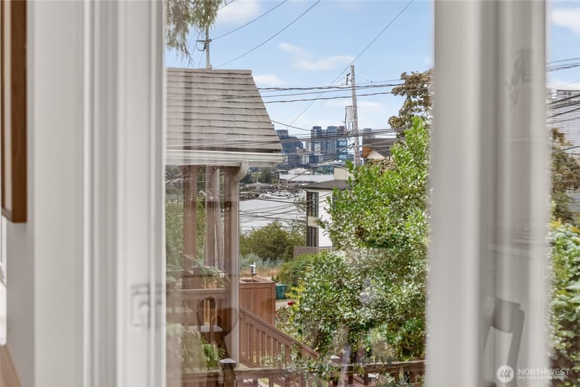 Property photo for 4042 5th Avenue NE, Seattle photo 10