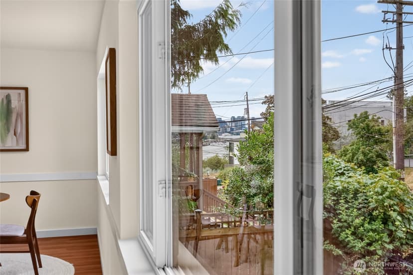 Property photo for 4042 5th Avenue NE, Seattle photo 2