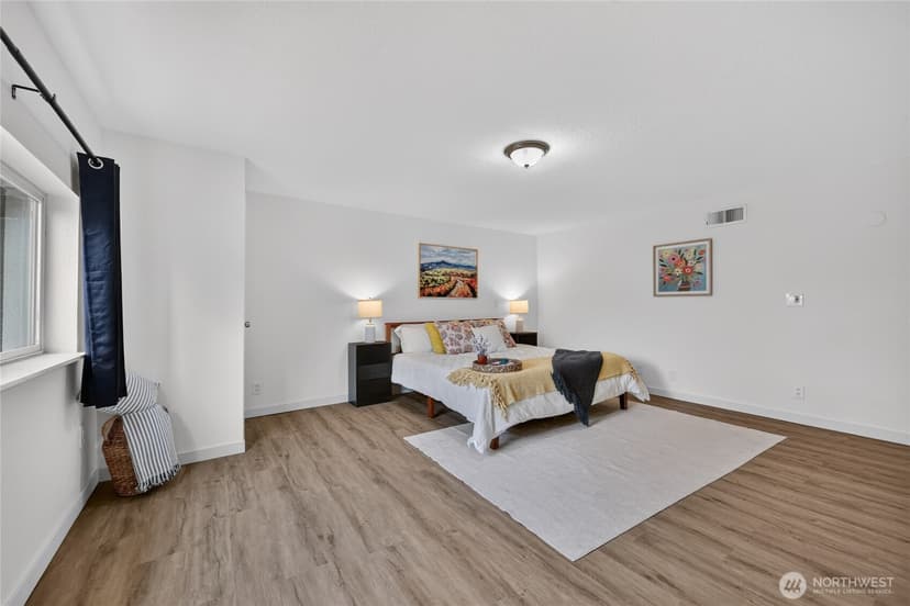 Property photo for 4042 5th Avenue NE, Seattle photo 27