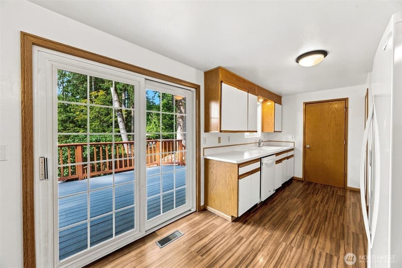 Property photo for 6811 82nd Street SW, Lakewood photo 17