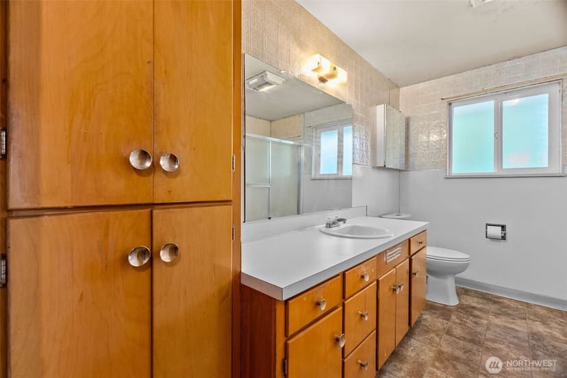 Property photo for 8212 South Way Sw, Lakewood photo 15