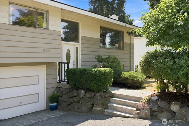 Property photo for 10634 32nd Avenue SW, Seattle photo 3