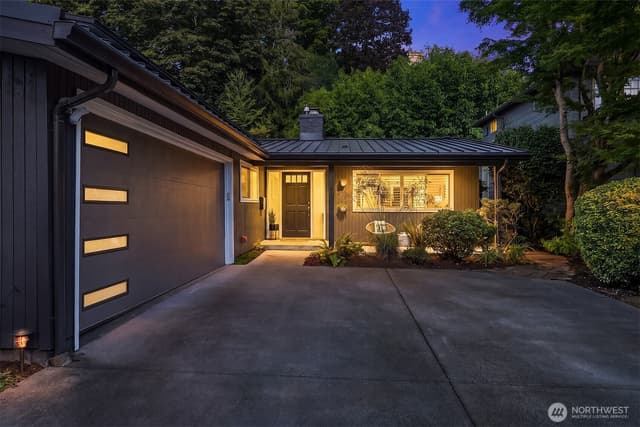 Property photo for 3844 Surber Drive NE, Seattle photo 2