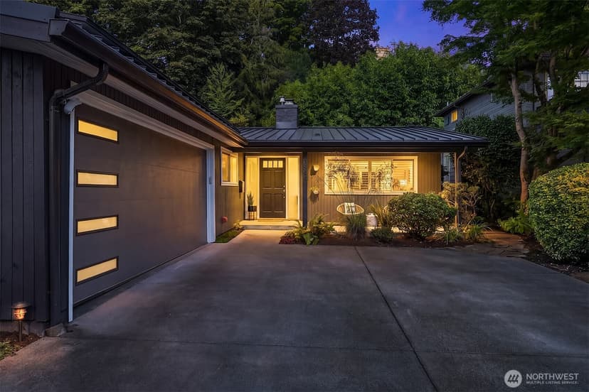 Property photo for 3844 Surber Drive NE, Seattle photo 2