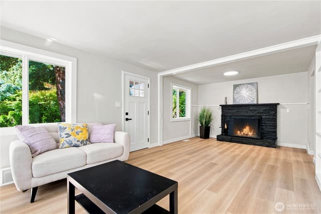 Property photo for 14022 Roslyn Place N, Seattle photo 5