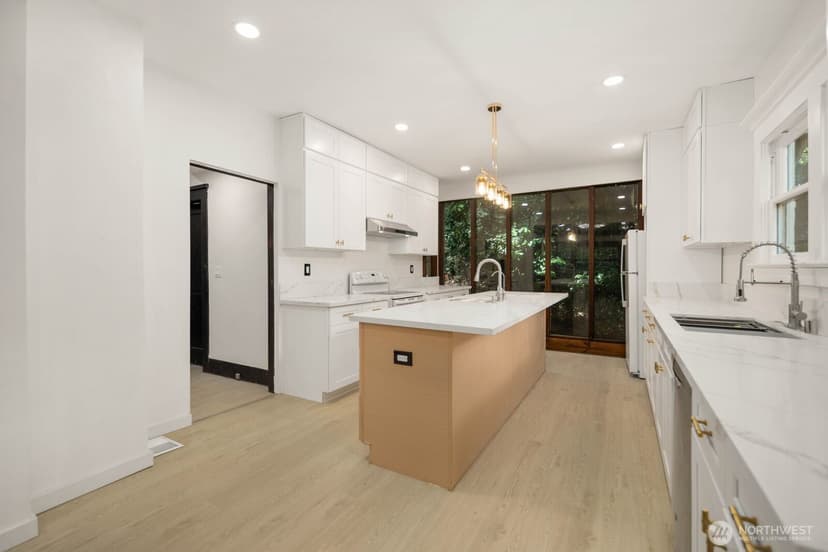 Property photo for 2109 Aurora Avenue N, Seattle photo 10