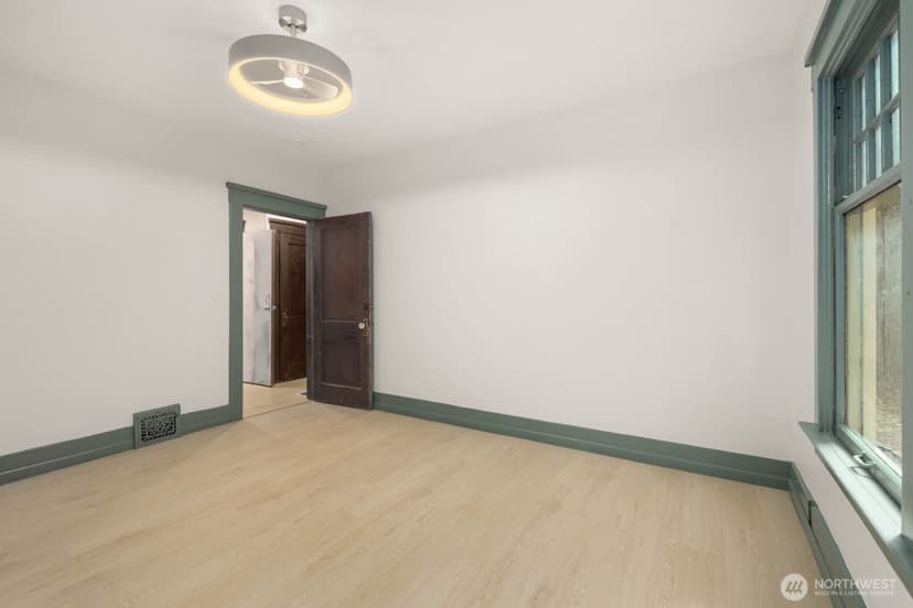 Property photo for 2109 Aurora Avenue N, Seattle photo 16