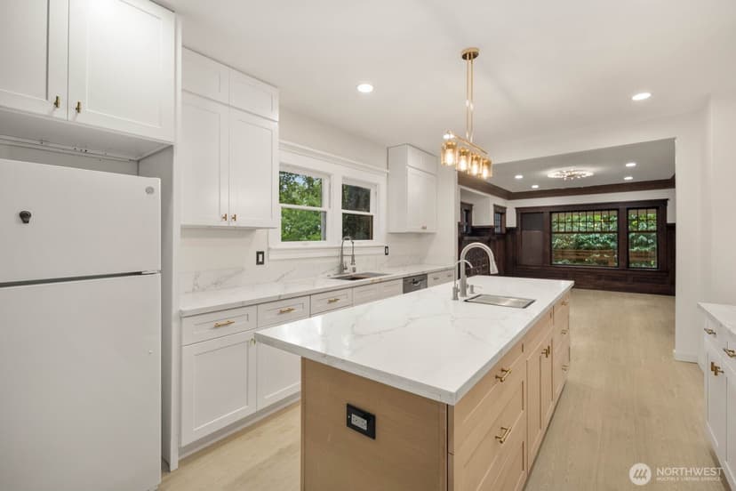 Property photo for 2109 Aurora Avenue N, Seattle photo 11