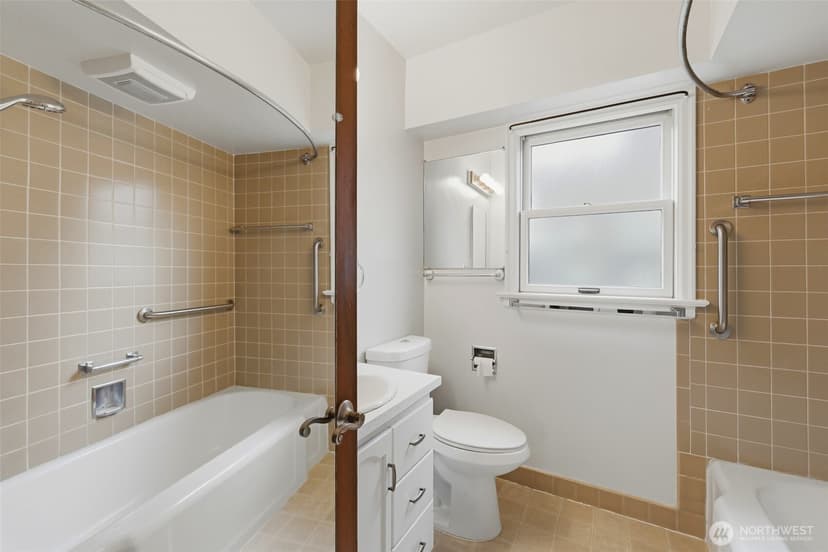 Property photo for 1015 N Sheridan Avenue, Tacoma photo 12