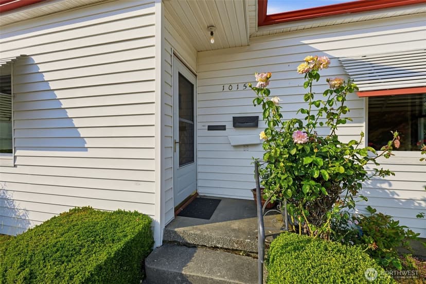 Property photo for 1015 N Sheridan Avenue, Tacoma photo 2