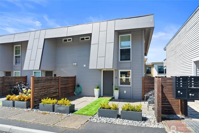 Property photo for 10112 NE 68th Street #4, Kirkland photo 4