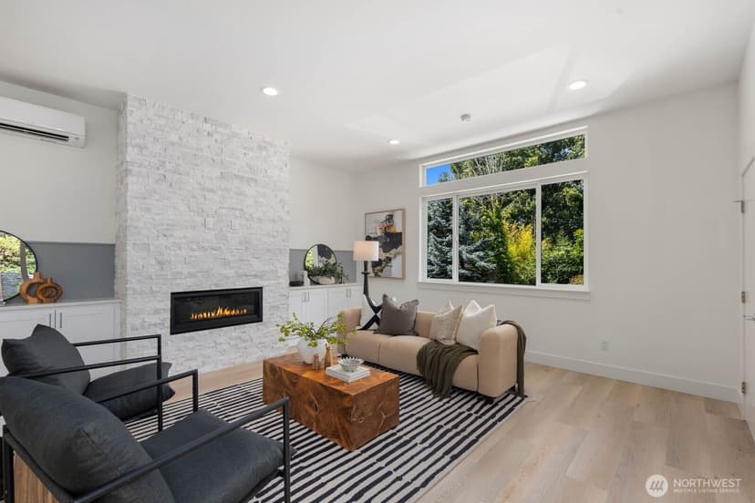 Property photo for 825 NE 105th Street, Seattle photo 5