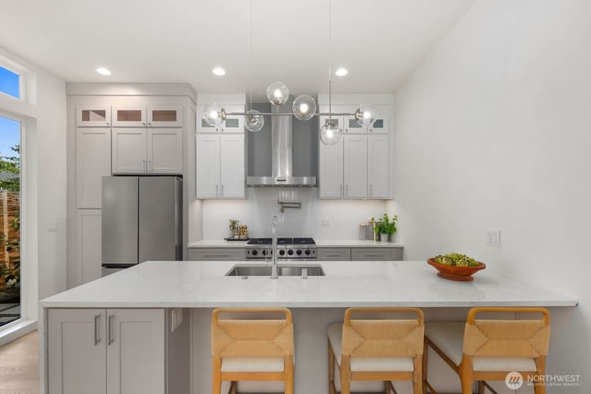 Property photo for 825 NE 105th Street, Seattle photo 10