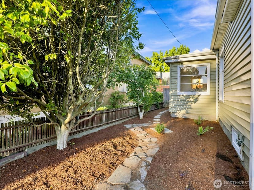 Property photo for 6542 Greenwood Avenue N, Seattle photo 32