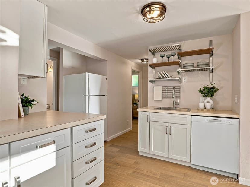Property photo for 6542 Greenwood Avenue N, Seattle photo 18