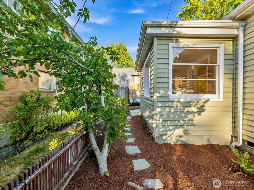 Property photo for 6542 Greenwood Avenue N, Seattle photo 33
