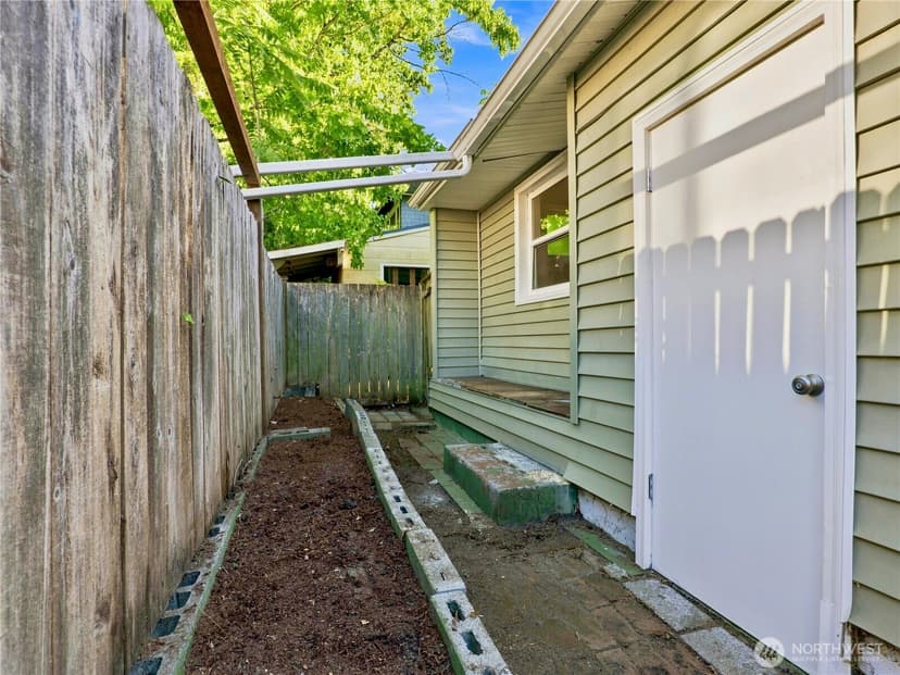 Property photo for 6542 Greenwood Avenue N, Seattle photo 30