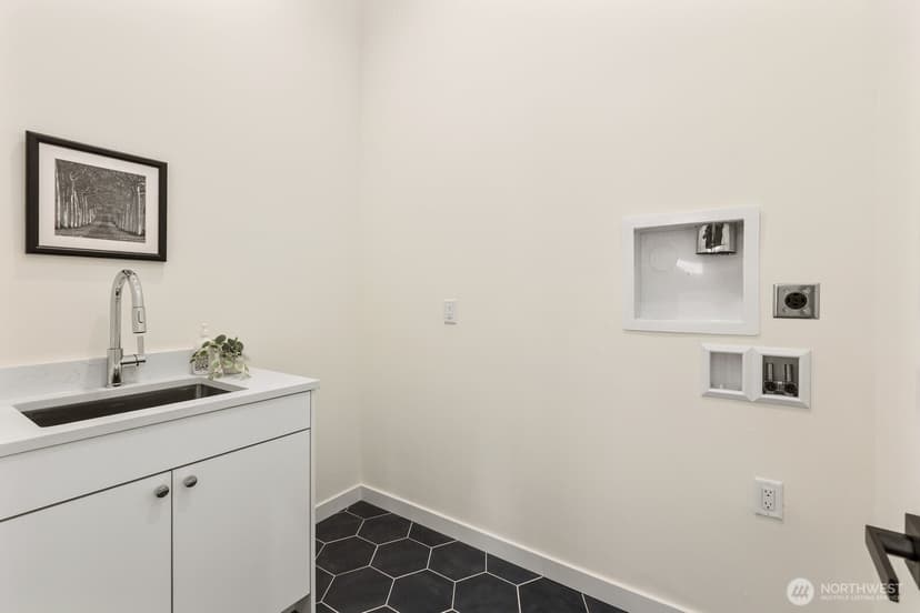 Property photo for 3312 W Dravus Street, Seattle photo 27