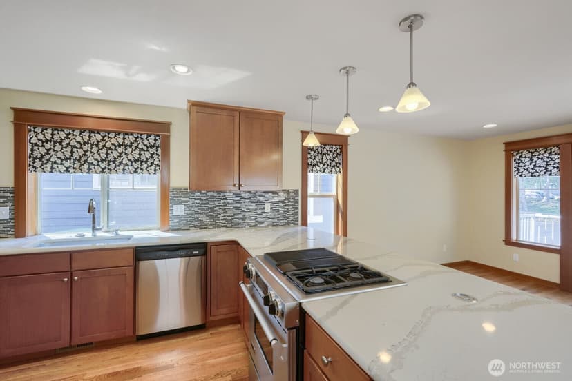 Property photo for 4407 40th Avenue SW, Seattle photo 7
