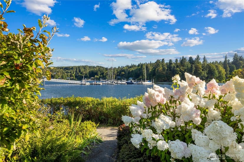 Property photo for 300 Bromley Place NW, Bainbridge Island photo 4