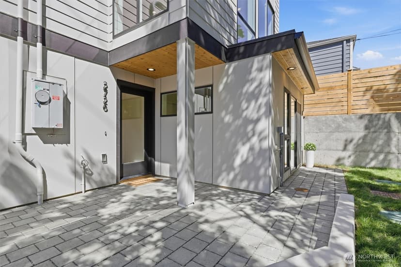 Property photo for 2726 NE Blakeley Street, Seattle photo 3