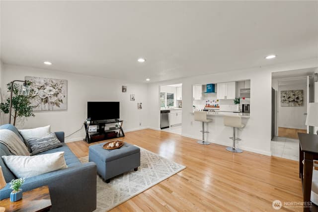 Property photo for 819 SW 134th Street SW, Burien photo 2