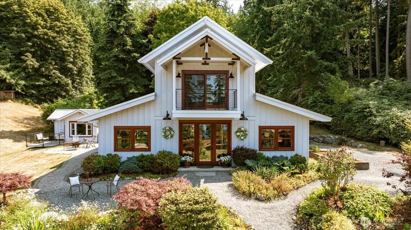 Property photo for 8015 Cultus Bay Road, Clinton photo 2