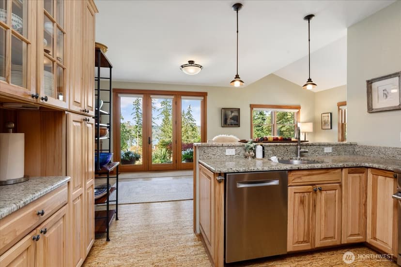 Property photo for 8015 Cultus Bay Road, Clinton photo 10