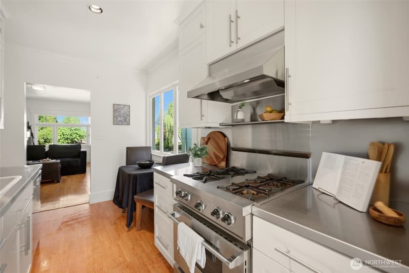 Property photo for 113 NE 60th Street, Seattle photo 15