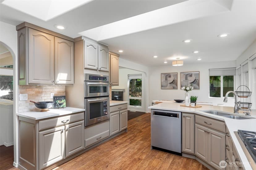 Property photo for 300 Mt. Pilchuck Avenue SW, Issaquah photo 8