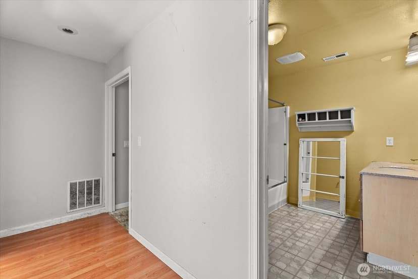 Property photo for 18711 82nd Avenue NE, Kenmore photo 23