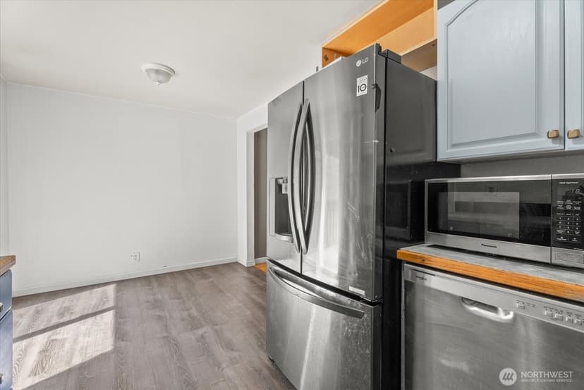 Property photo for 18711 82nd Avenue NE, Kenmore photo 11