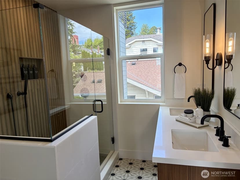 Property photo for 7403 Dayton Avenue N, Seattle photo 12