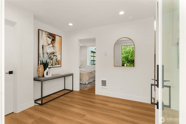 Property photo for 7403 Dayton Avenue N, Seattle photo 2