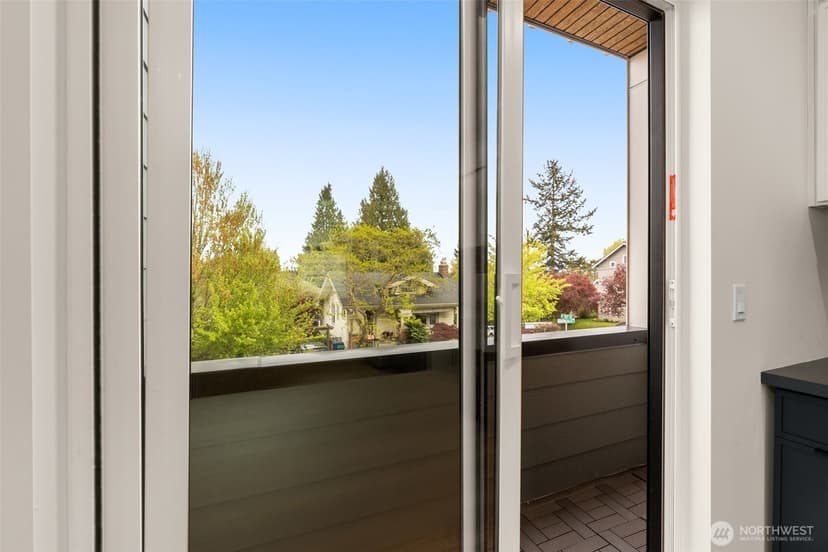 Property photo for 7403 Dayton Avenue N, Seattle photo 9