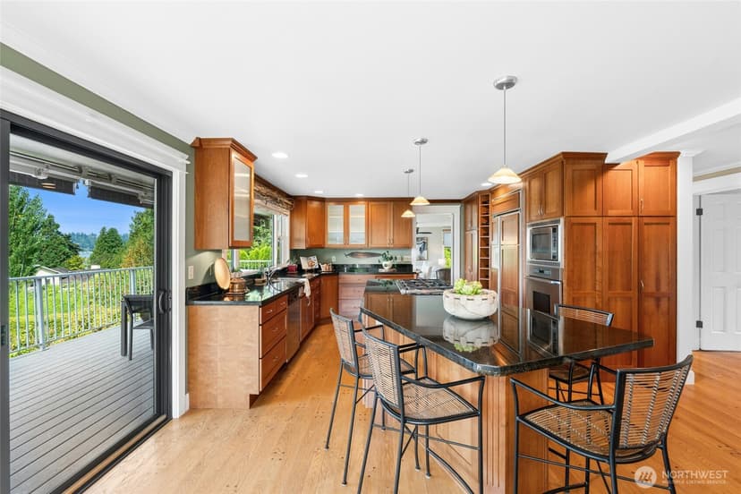 Property photo for 12530 Holmes Point Drive NE, Kirkland photo 9