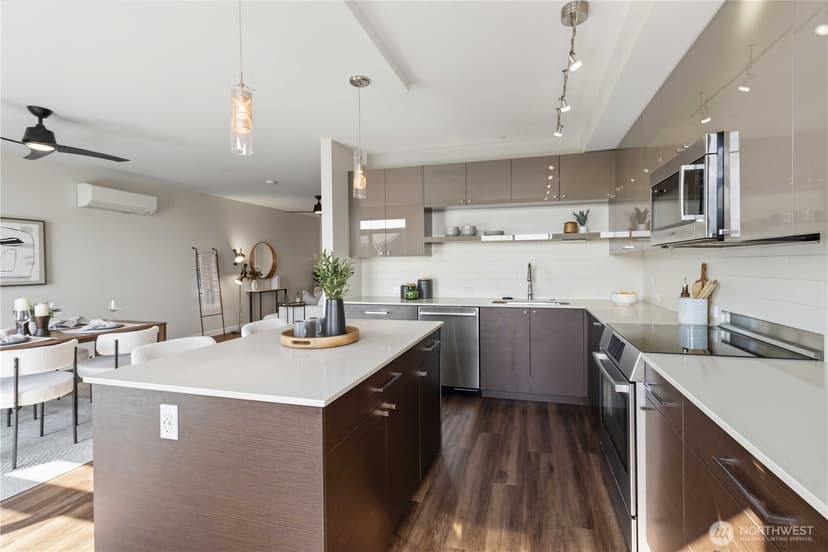 Property photo for 6800 Greenwood Avenue N #303, Seattle photo 9
