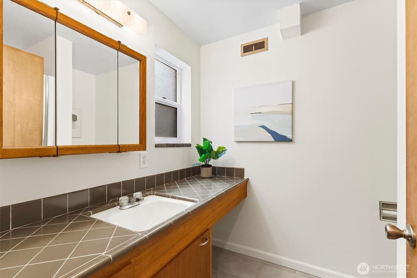 Property photo for 5682 NE 180th St, Kenmore photo 23