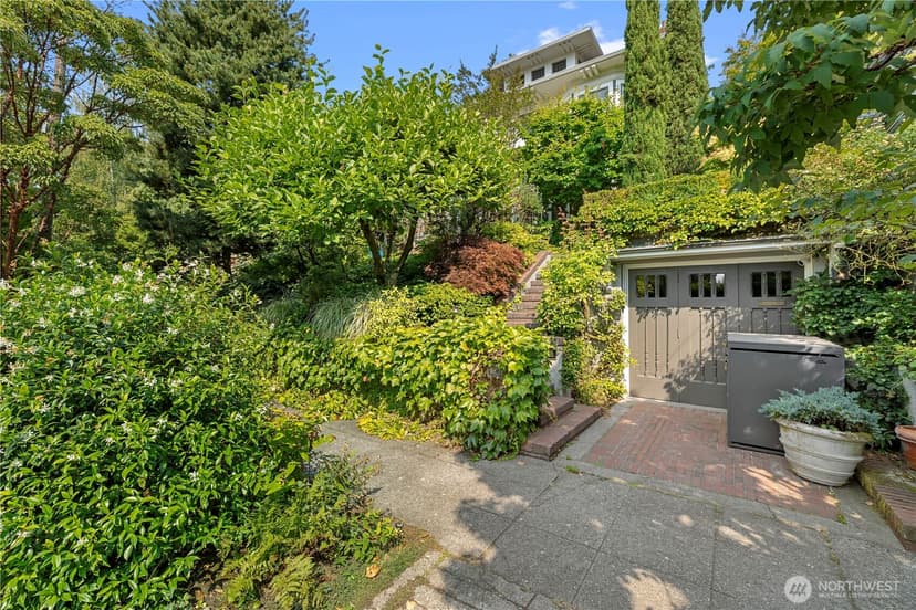 Property photo for 1108 Harvard Avenue E, Seattle photo 2