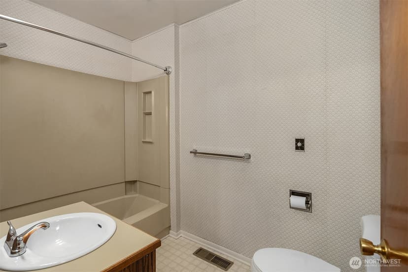 Property photo for 20820 Hillcrest Place, Edmonds photo 21